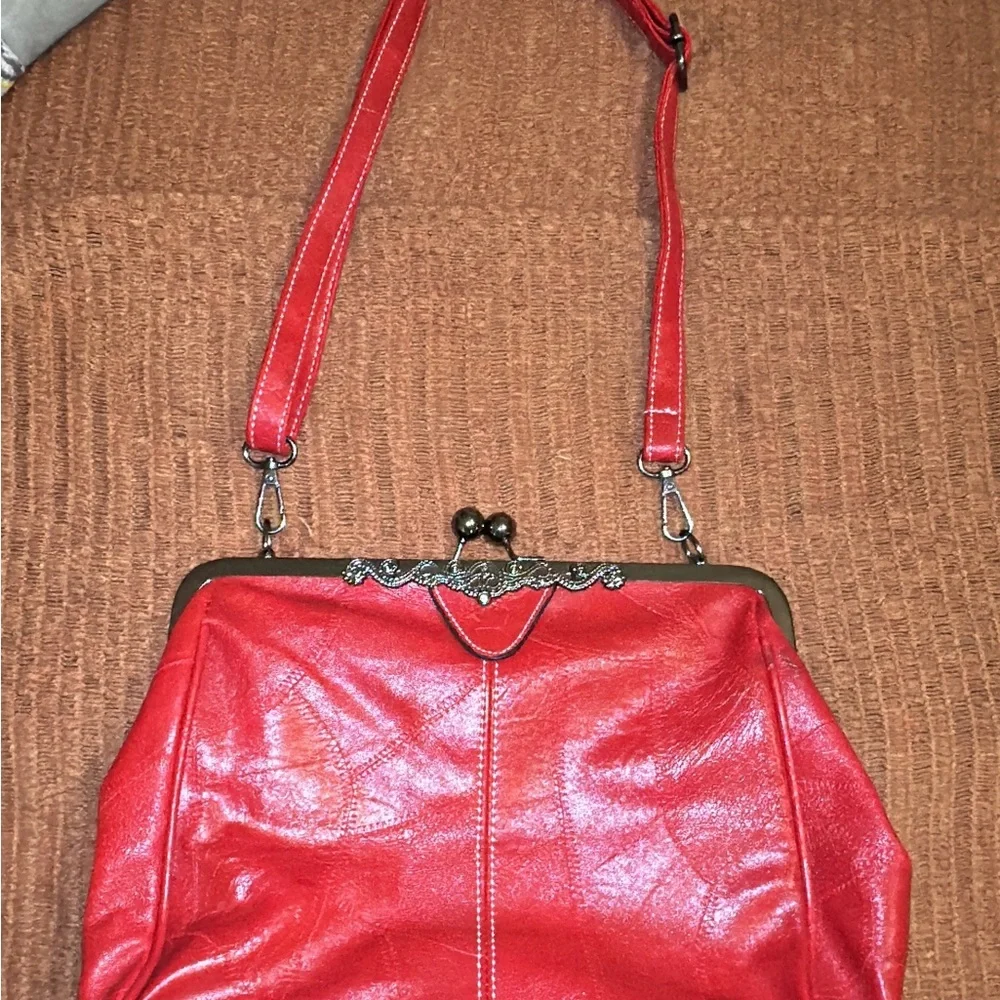Retro style vegan leather purse with sexy kiss-lock closure. - Picture 8 of 12